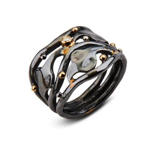 ring ispireret af buckingham palaces hegn, lavet i sølv med guldkugler og en diamant