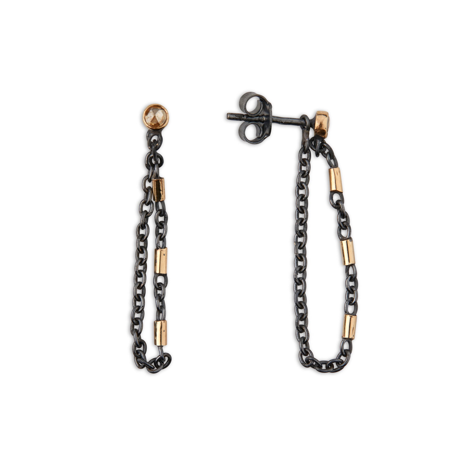 kort hængende kæde øreringe med gulddetaljer og diamant