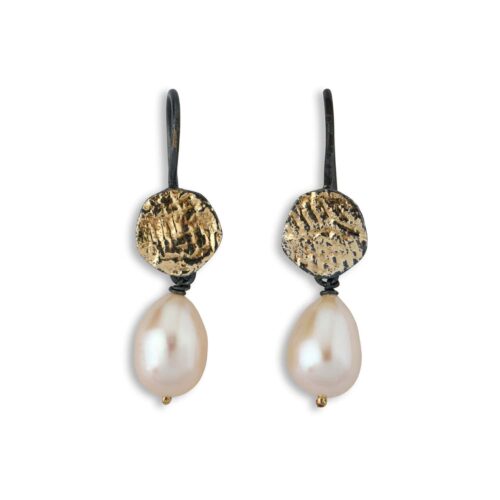 Earhanger with gold plate and big pearls