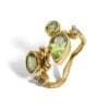 Guld ring med grønne og klare sten