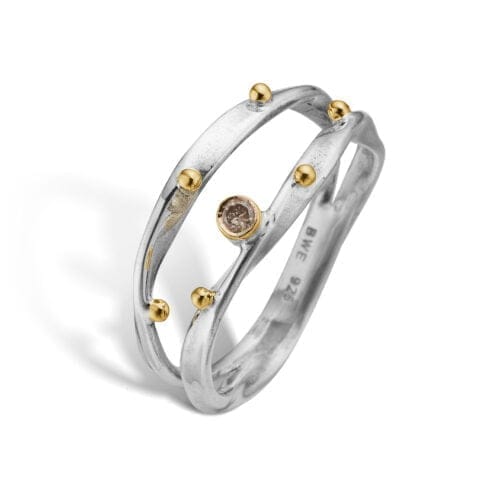 Sølv ring med guld detaljer og diamant.