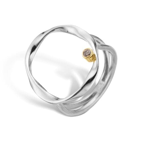 Sølvring med guld og diamantdetalje, elegant design.