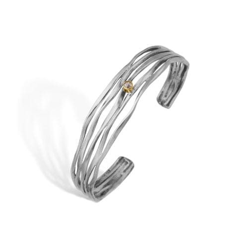 Sølv armbånd med unikt bølgemønster og sten.