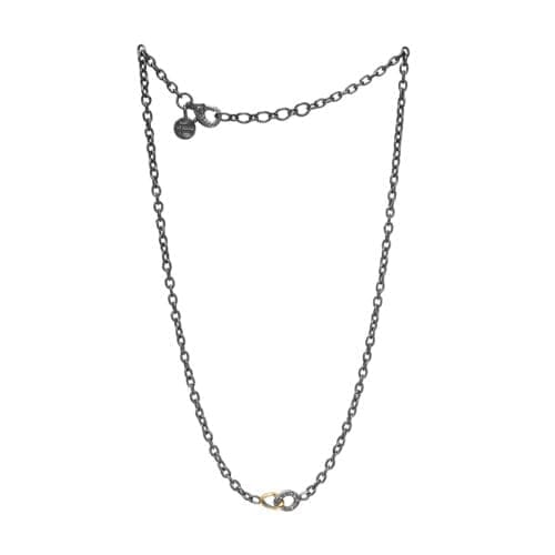 Lang sølvkæde med gulddetaljer og lille vedhæng.