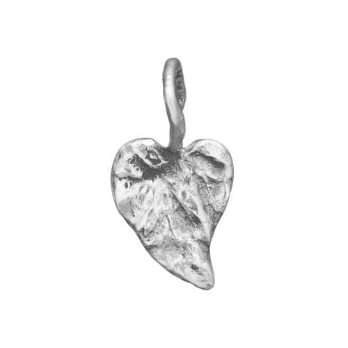 Sølvfarvet hjertesmykke med detaljeret struktur