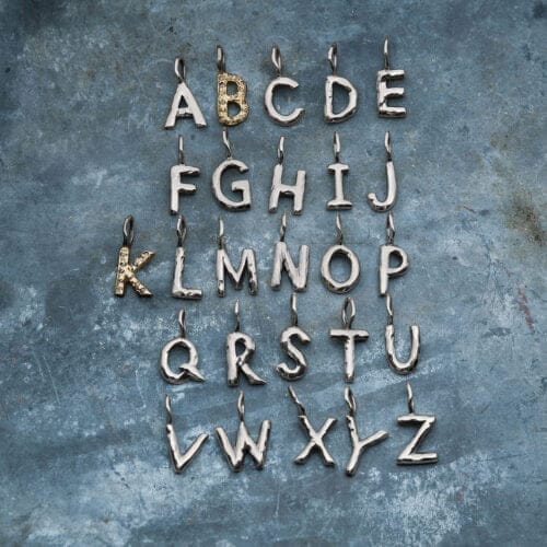 Alfabet smykker på grå baggrund