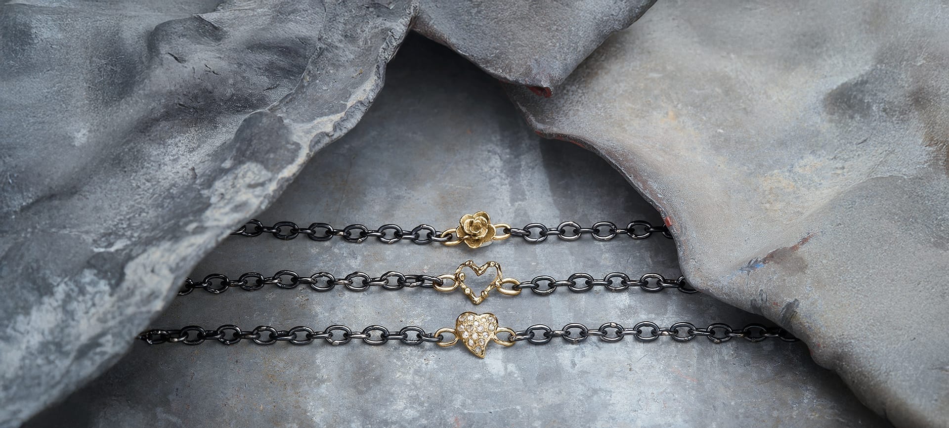 Guld kæder med blomster og hjerte vedhæng